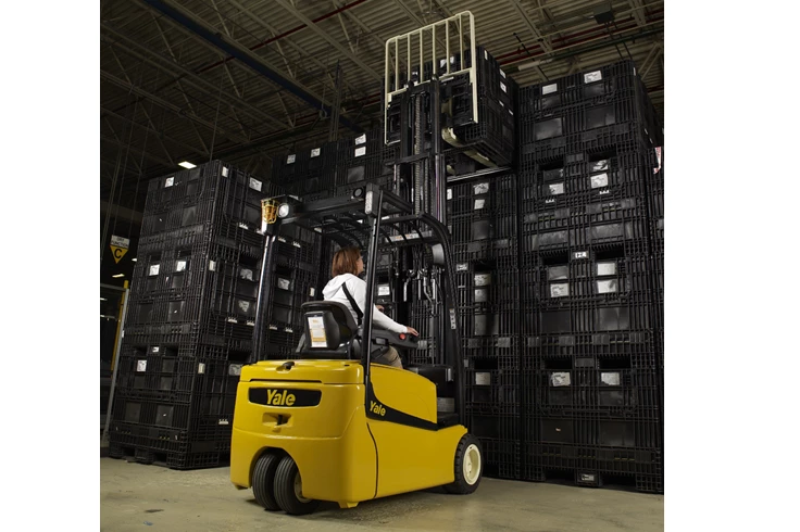 3 wheel forklift ideal for tight spaces | Yale ERP030-040VT