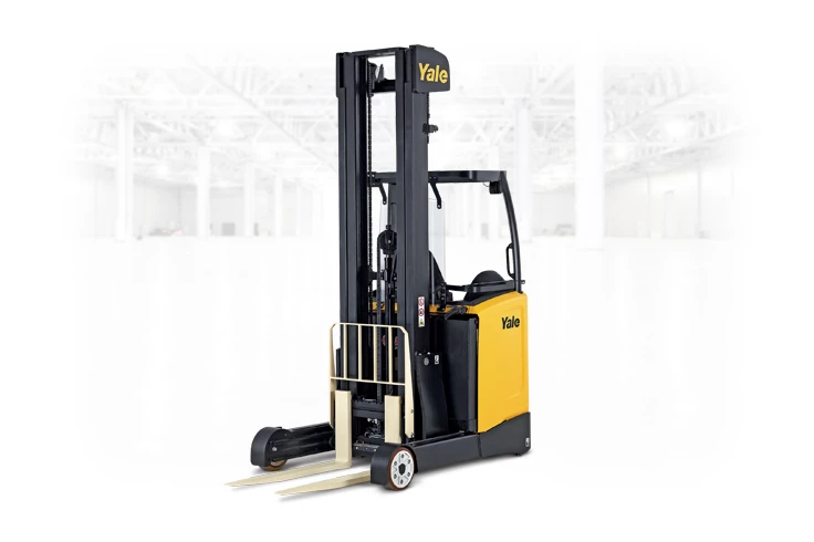 Reach truck with moving mast